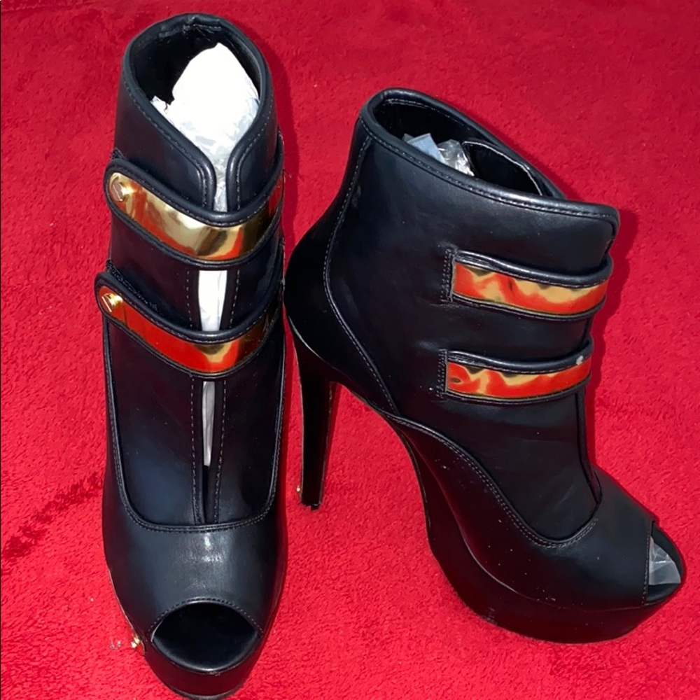 Leather Diva - Picture 3 of 6